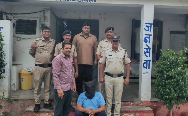 वर्ष 2021 से जहरीली शराब के फरार आरोपी को पिपलियामंडी पुलिस ने किया गिरफ्तार आरोपी पर 10 हजार रू. का ईनाम उद्घोषित था।